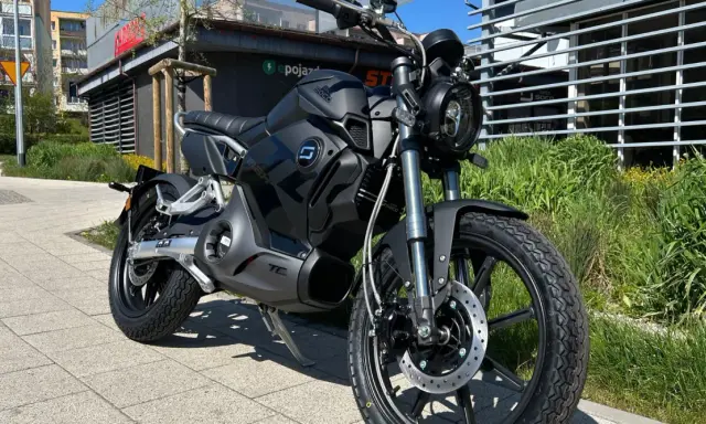 Czarny motocykl Super Soco TC. Dowiedz się, jak zabezpieczyć motocykl przed kradzieżą, stosując najlepsze metody.