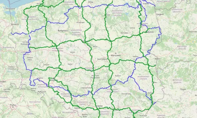 Gotowe trasy motocyklowe na mapie Polski, zaznaczone zielonymi i niebieskimi liniami, prowadzą przez malownicze regiony i miasta.