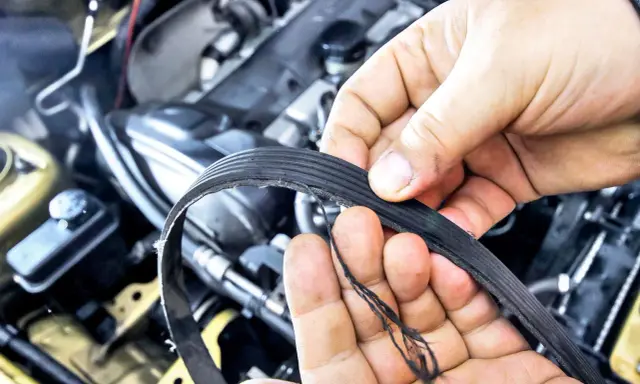 Luźny pasek w skuterze objawy: postrzępione krawędzie i zerwane włókna to znak, że pasek jest zużyty i wymaga wymiany.