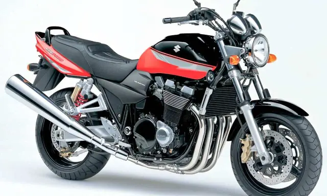 Czerwono-czarny motocykl Suzuki GSX1400. Zastanawiasz się, ile pali motocykl? Ten klasyk z pewnością zapewni niezapomniane wrażenia z jazdy.