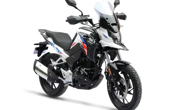 Nowy motor, idealny dla kierowców od 16 lat. Biało-czarny z czerwono-niebieskimi akcentami, gotowy na przygody.