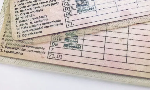 Dokumenty prawa jazdy z widocznymi polami: "Data wydania prawa jazdy" i "Data wydania uprawnienia", a także kategorie uprawnień.