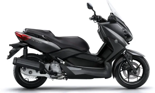 Czarny skuter Yamaha X-MAX 125, gotowy do osiągnięcia swojej maksymalnej prędkości.