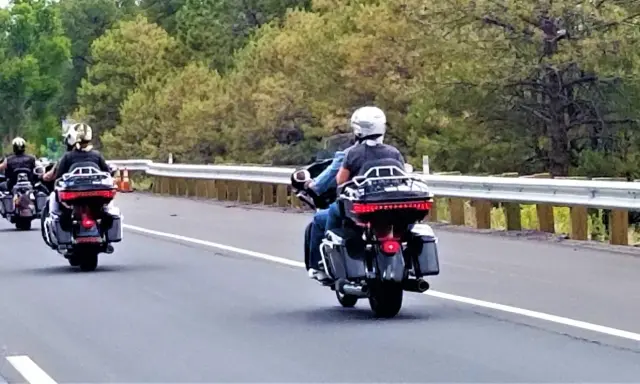 Trzech motocyklistów w kaskach jedzie drogą. Czy motocykl to pojazd samochodowy? To pytanie często zadawane przez pasjonatów dwóch kółek.