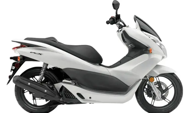 Biały skuter Honda PCX. Zastanawiasz się, jakie są pojemności motocykli? Ten model to świetny wybór na miasto.