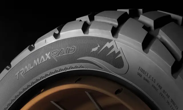 Opona motocyklowa Dunlop Trailmax Raid z agresywnym bieżnikiem i grafiką górską, gotowa na każdą wyprawę.