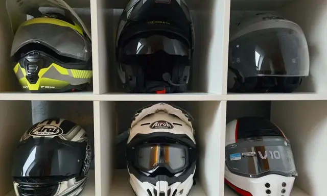 Różne rodzaje kasków motocyklowych: enduro, integralny, szczękowy, crossowy i sportowy.