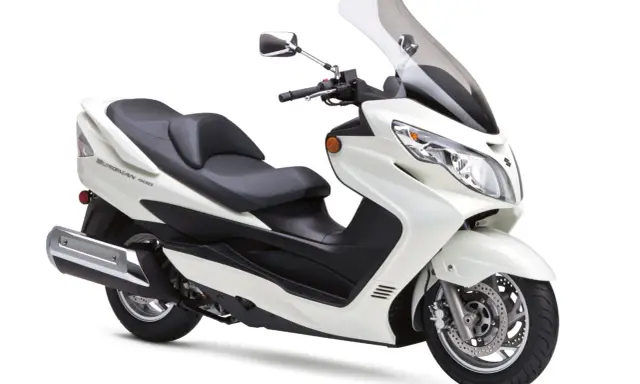 Biały Suzuki Burgman 400, skuter miejski. Rozważając suzuki burgman 400 wady i zalety, warto zwrócić uwagę na jego komfort i praktyczność.
