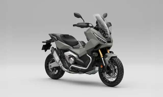 Szary skuter Honda X-ADV 750 z przygodowym zacięciem, gotowy na każdą trasę.