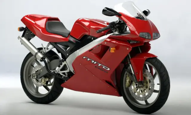Czerwona Cagiva Mito 125, sportowy motocykl z lat 90., gotowy do osiągnięcia v max.
