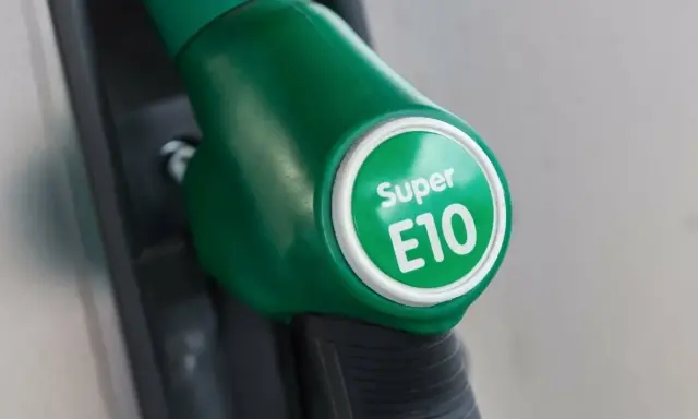 Zielony dystrybutor paliwa z napisem "Super E10". Zastanawiasz się, jakie paliwo do motocykla? E10 to opcja.