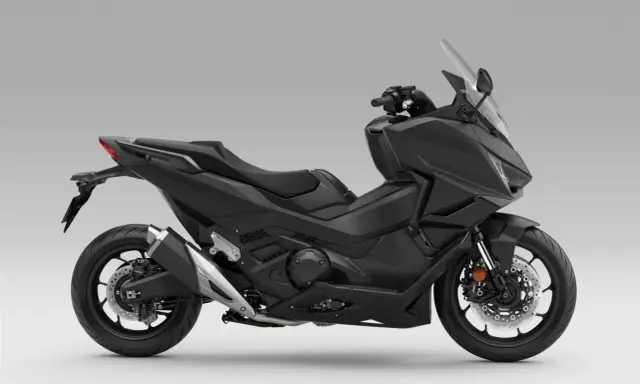 Czarny skuter Honda Forza 750, gotowy do osiągnięcia swojej maksymalnej prędkości.