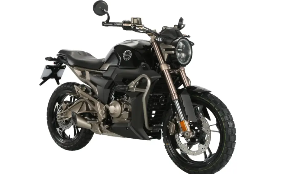 Czarny motocykl z brązowymi elementami, gotowy na przygodę na A1.