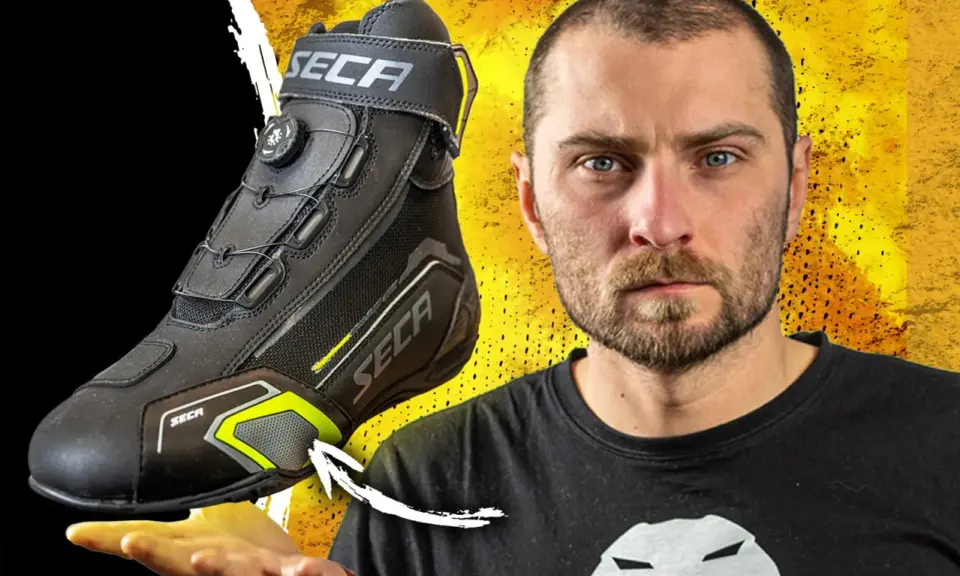 Mężczyzna prezentuje buty motocyklowe SECA. Zastanawiasz się, jakie buty na motocykl wybrać? Ten model to świetna opcja.