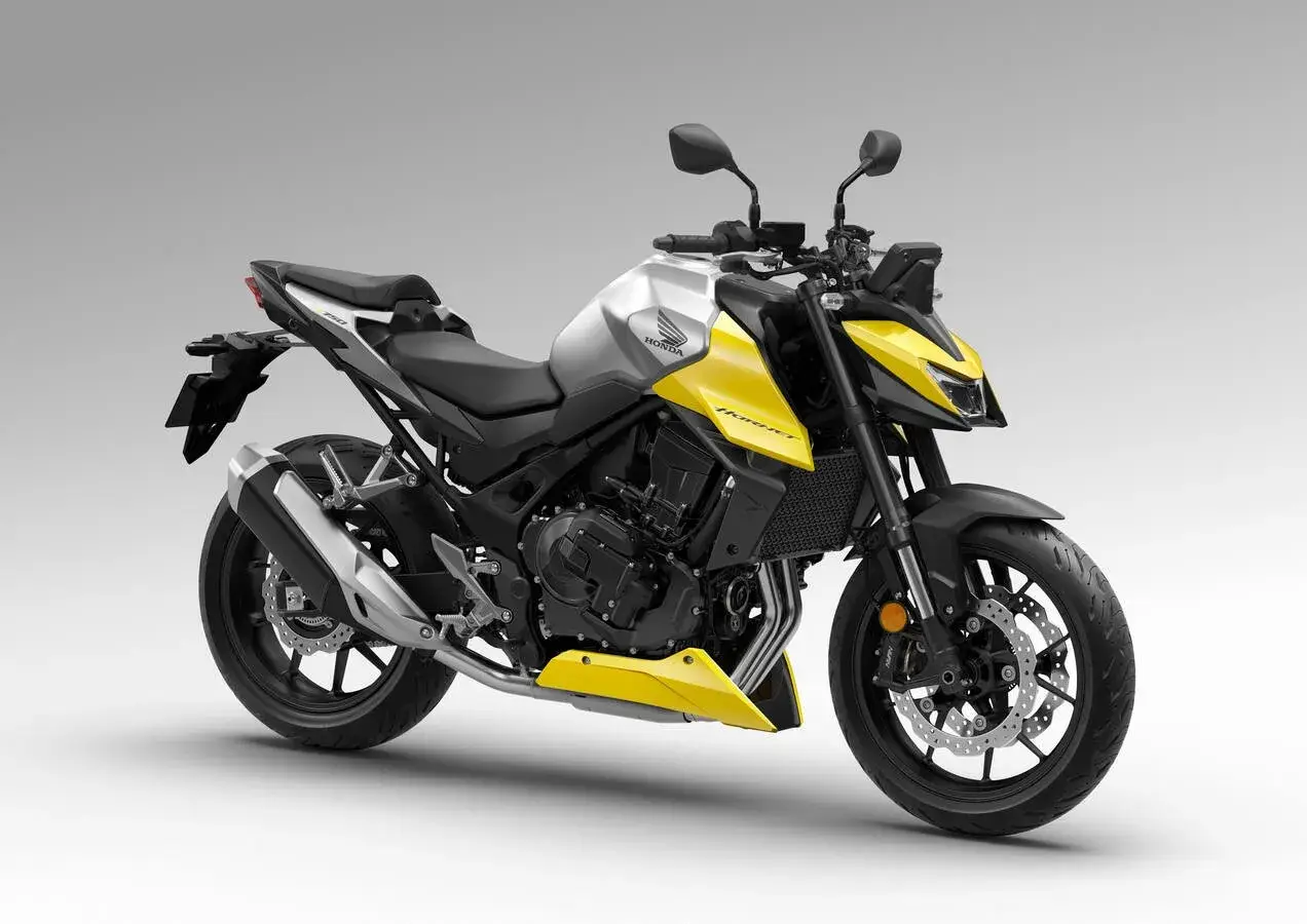 Nowy motocykl Honda Hornet 750 w kolorze srebrno-żółtym, gotowy do podboju dróg.