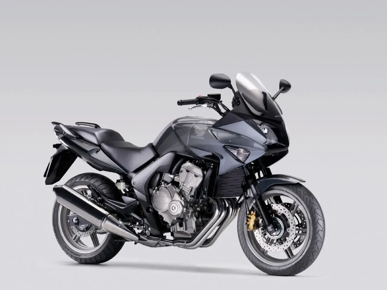 Szary motocykl Honda CBF 600 z wtryskiem paliwa, gotowy na każdą drogę.