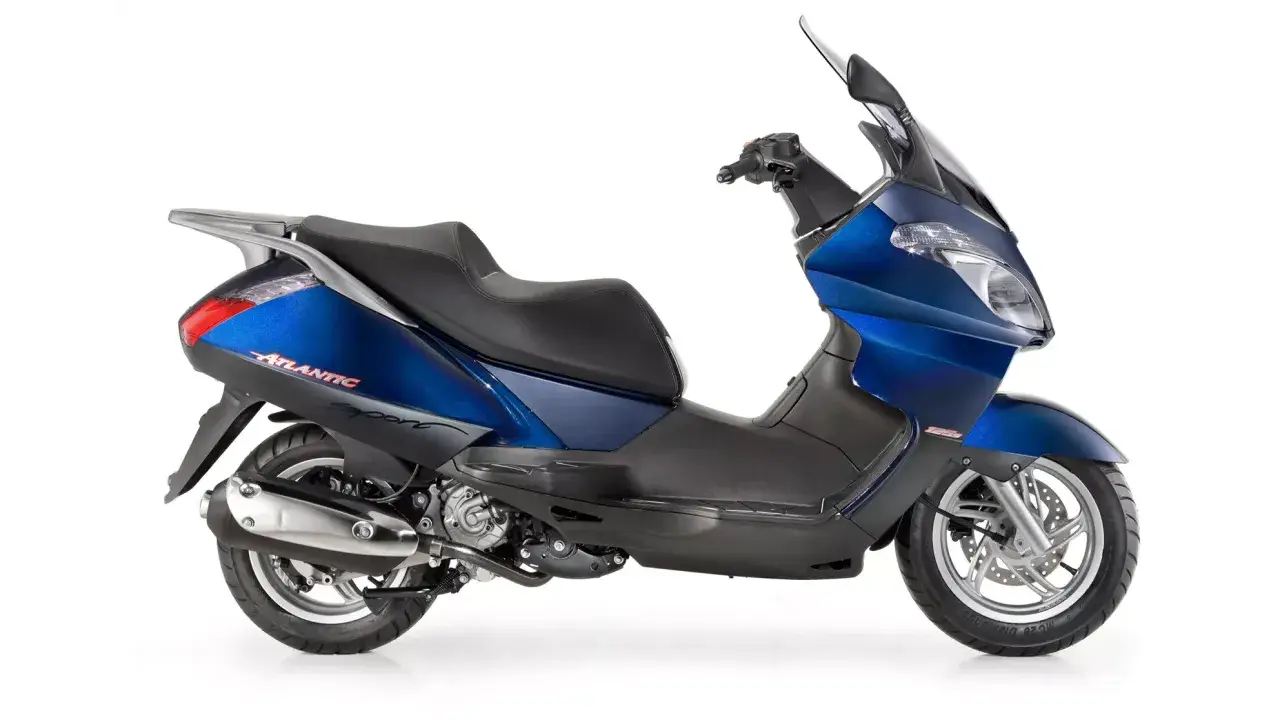 Błękitny skuter Aprilia Atlantic 125 Sport. Sprawdź jego dane techniczne i poczuj wolność na drodze.