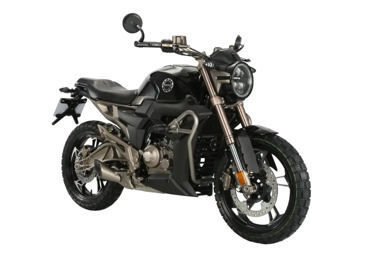 Czarny motocykl z brązowymi elementami, gotowy na przygodę na A1.