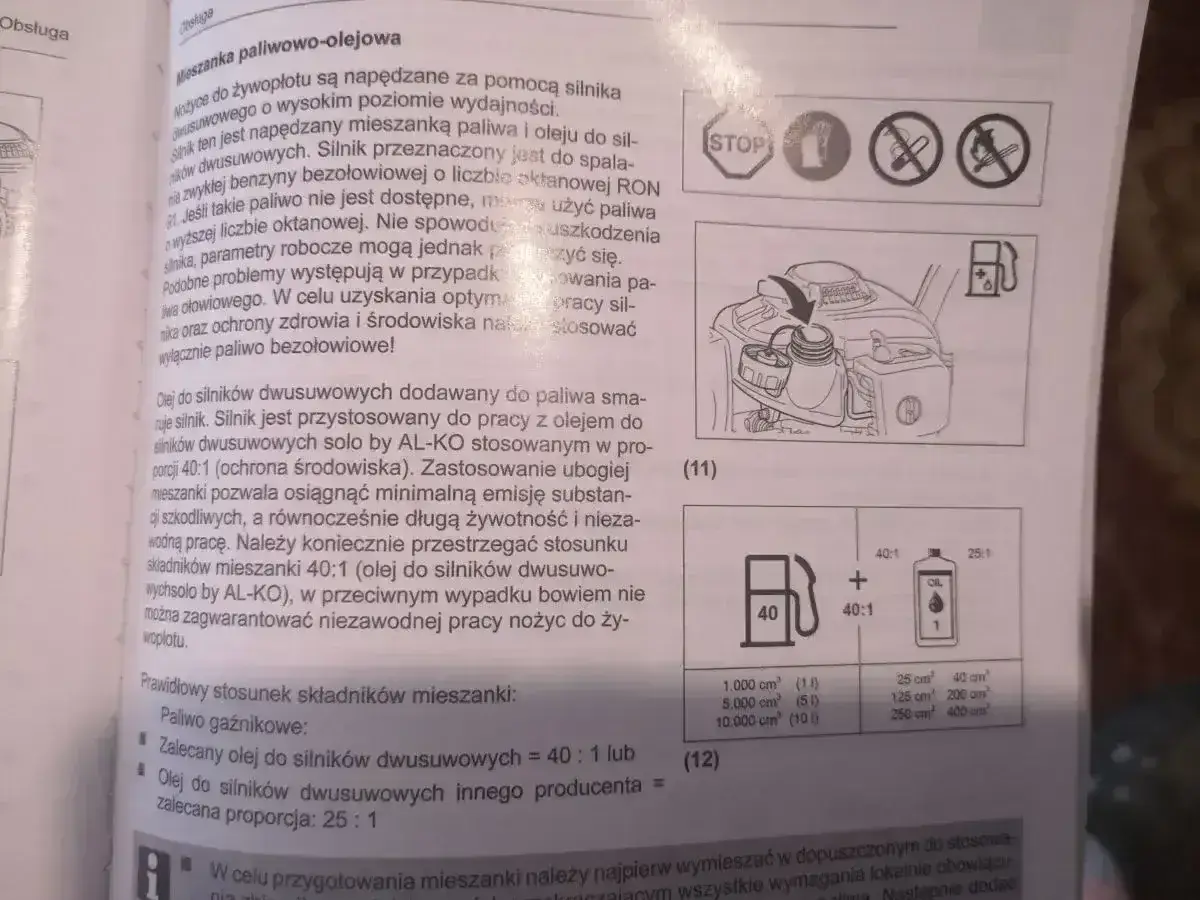 Mieszanka paliwowo-olejowa do silnika dwusuwowego. Instrukcja pokazuje, jak przygotować paliwo, mieszając olej z benzyną w odpowiednich proporcjach, np. 40:1.