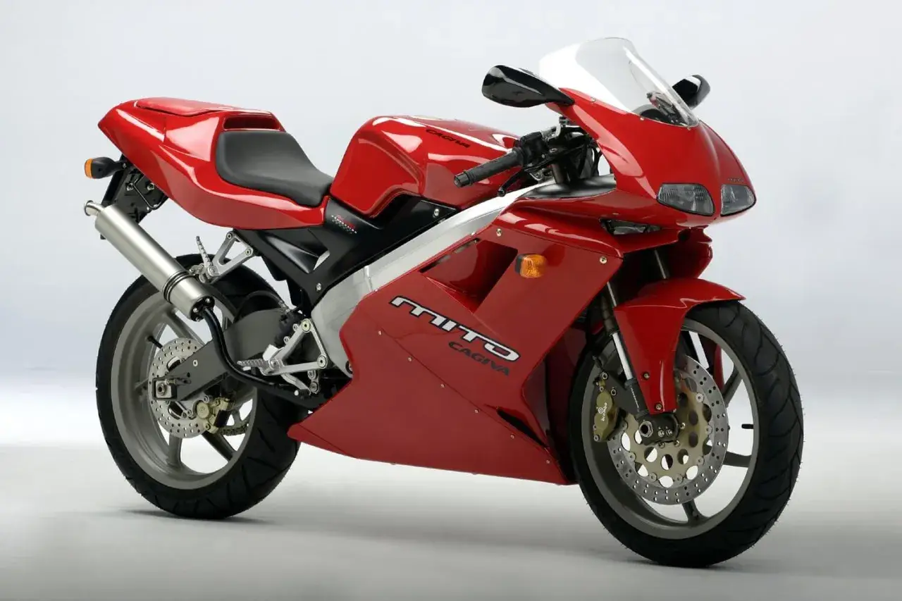 Czerwona Cagiva Mito 125, sportowy motocykl z lat 90., gotowy do osiągnięcia v max.
