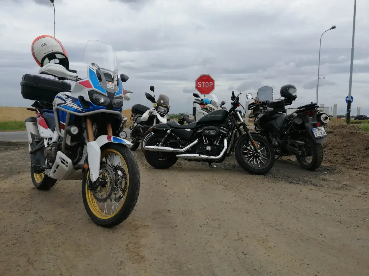 Motocykle gotowe na wyprawę szlakiem Orlich Gniazd. Czekają na przygodę, chmury zapowiadają deszcz.