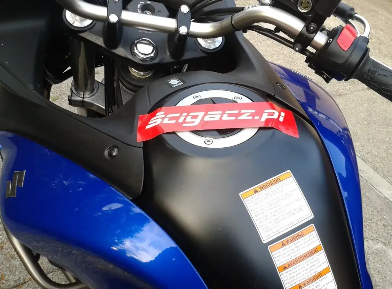 Niebieski motocykl Suzuki z naklejką