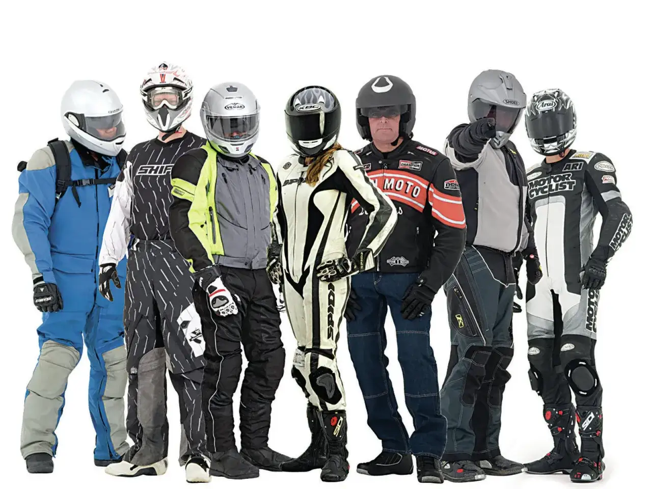Grupa motocyklistów w pełnym rynsztunku. Różnorodne akcesoria dla motocyklisty: kaski, kombinezony, kurtki i spodnie.