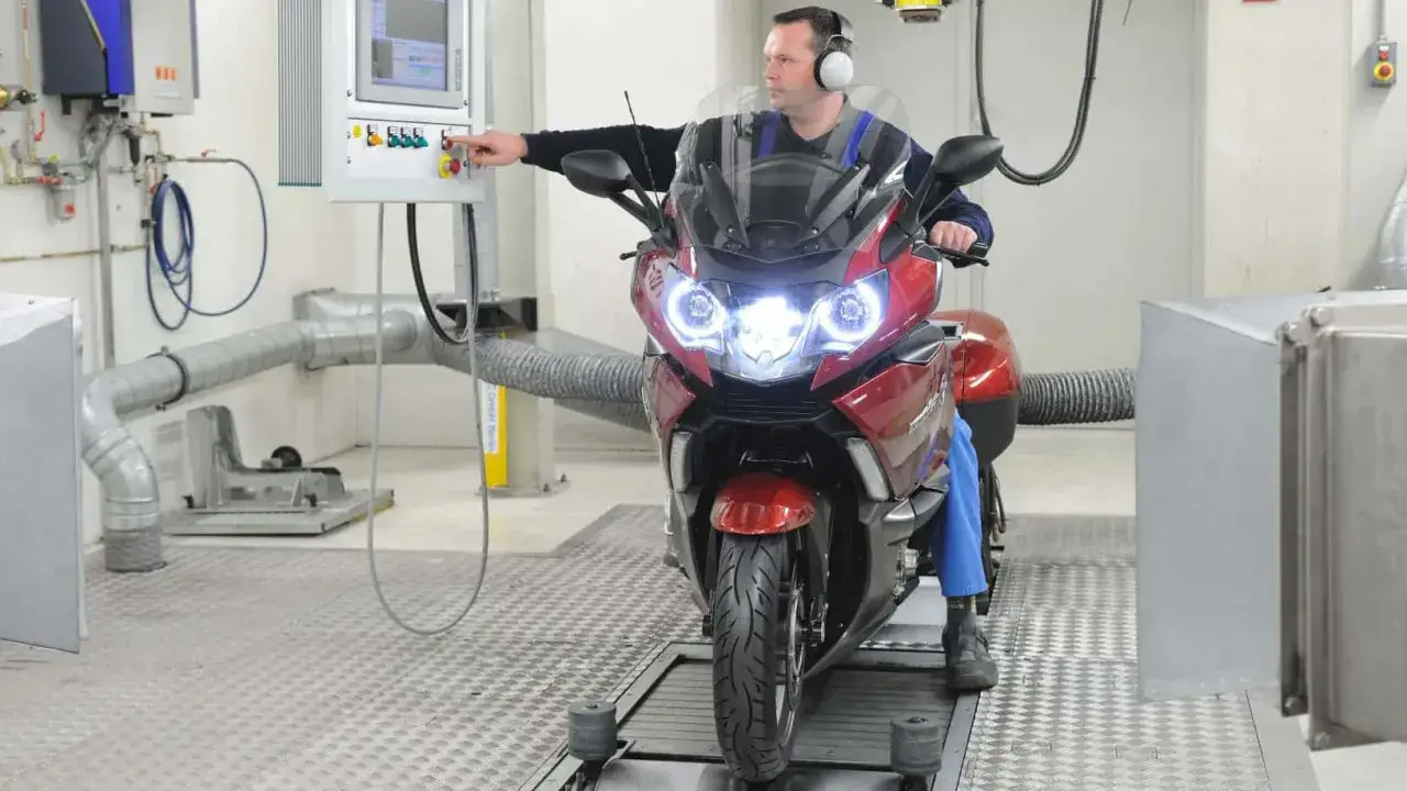 Mechanik testuje motocykl na hamowni. Unikaj mandatu za brak przeglądu!