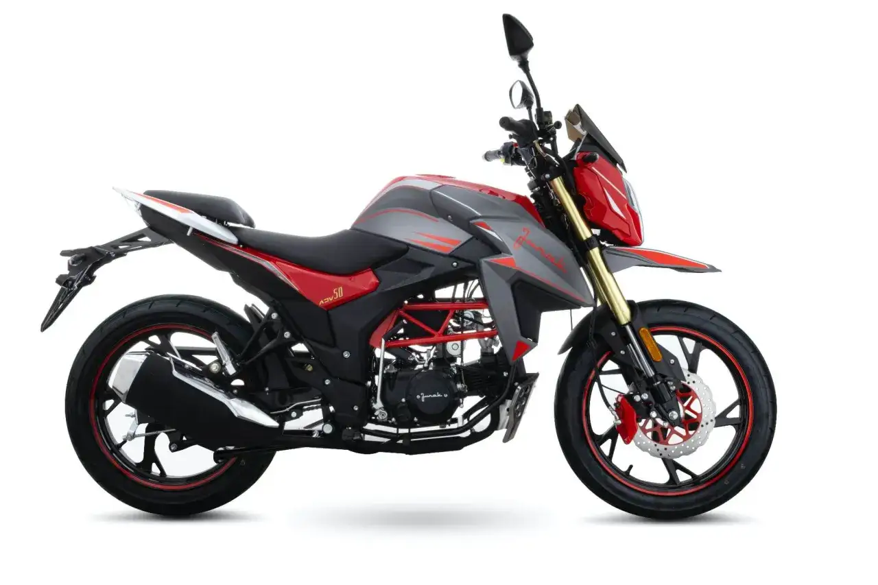 Nowy Junak ADV 50 - od ilu lat można nim jeździć? Stylowy motorower w szaro-czerwonej kolorystyce.