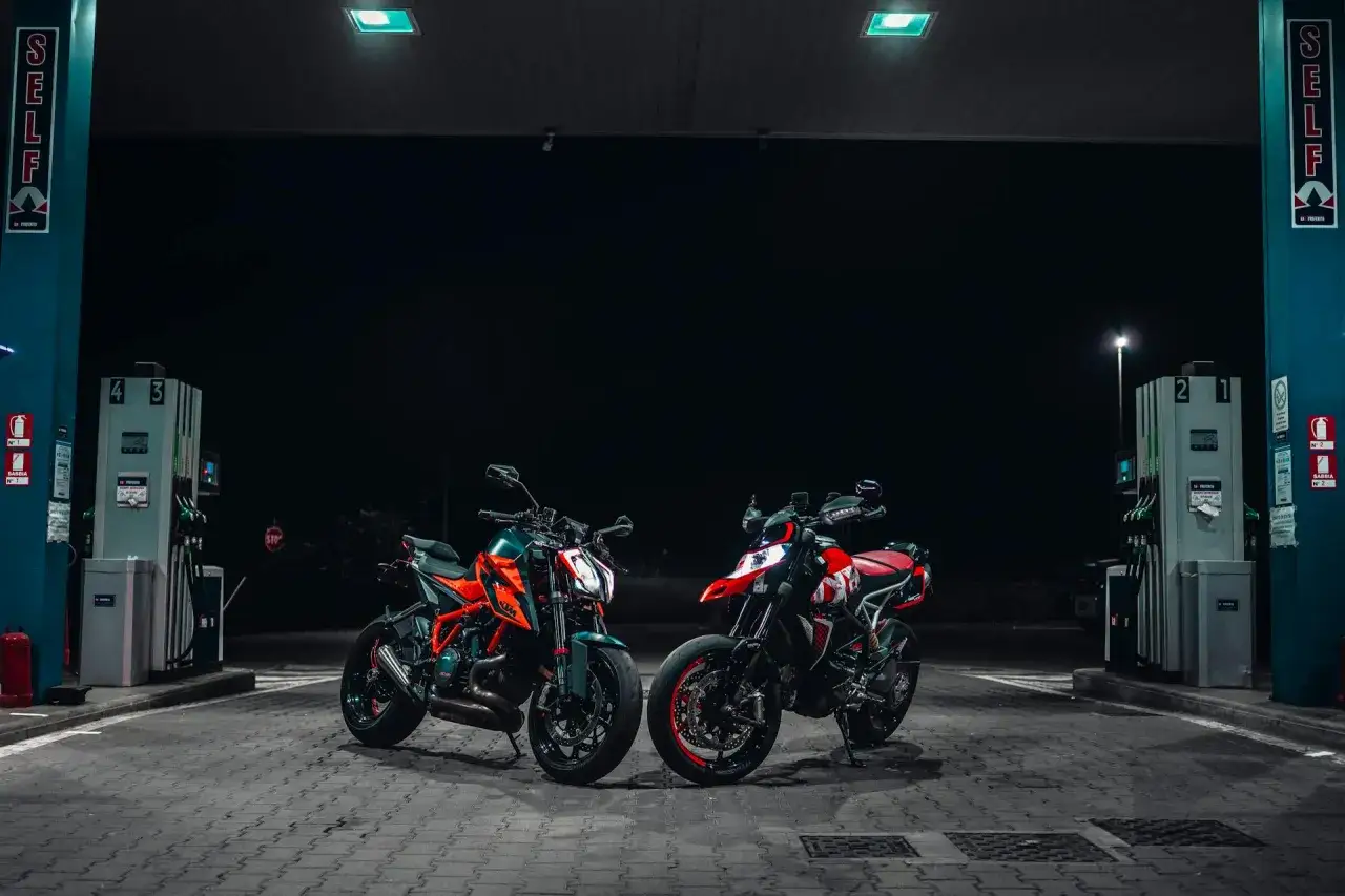 Dwa motocykle na stacji benzynowej nocą. Zastanawiasz się, ile pali motocykl?