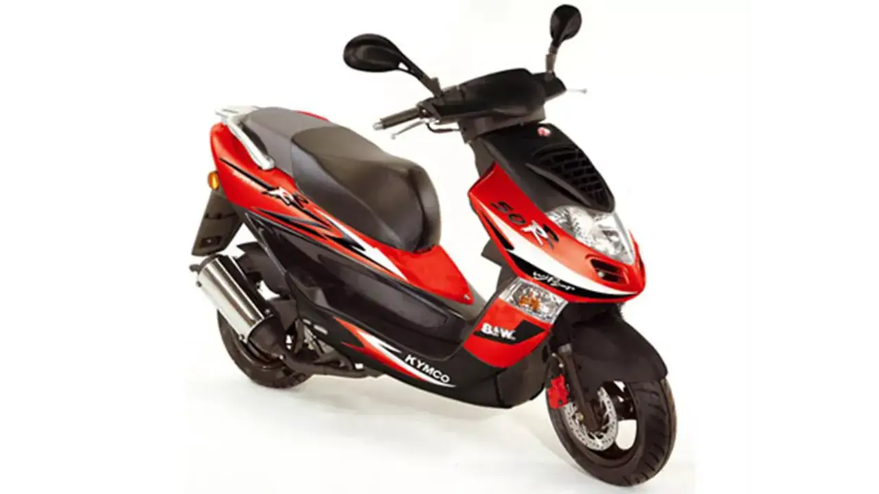 Czerwono-czarny skuter Kymco Bet&Win 50 z napisem "B&W" i "Kymco".