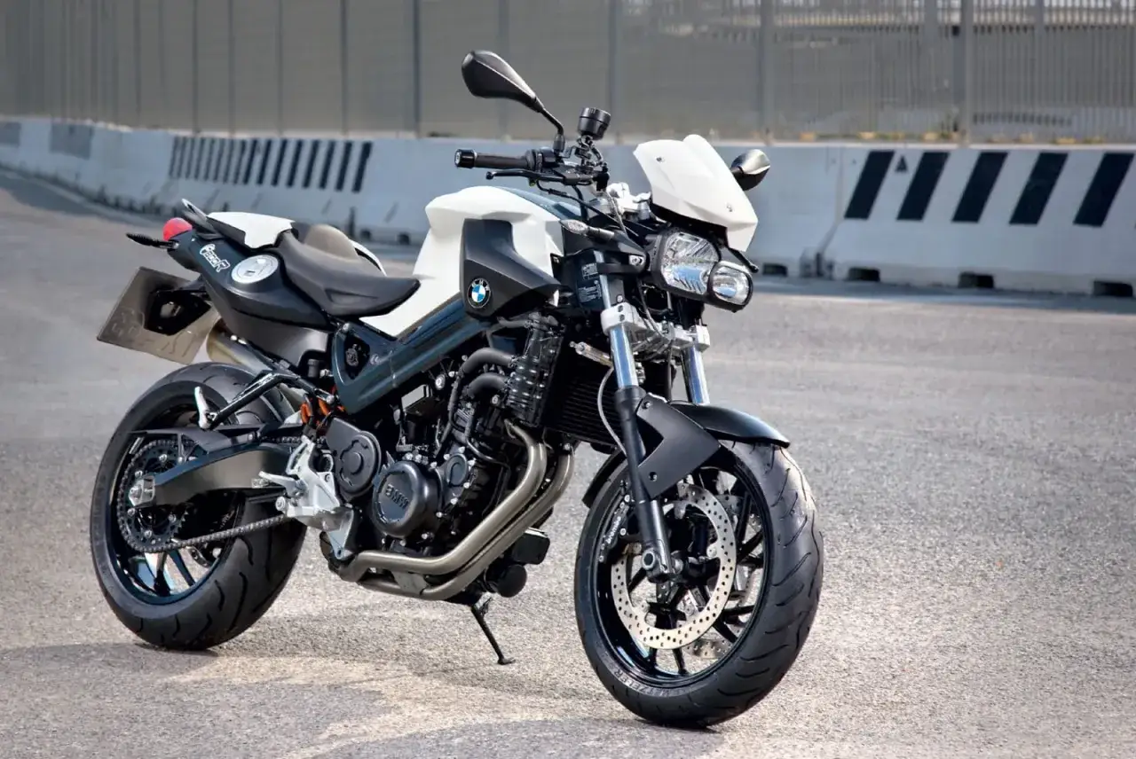 BMW F800R dane techniczne: czarny motocykl z białym błotnikiem i siedzeniem, stojący na drodze.