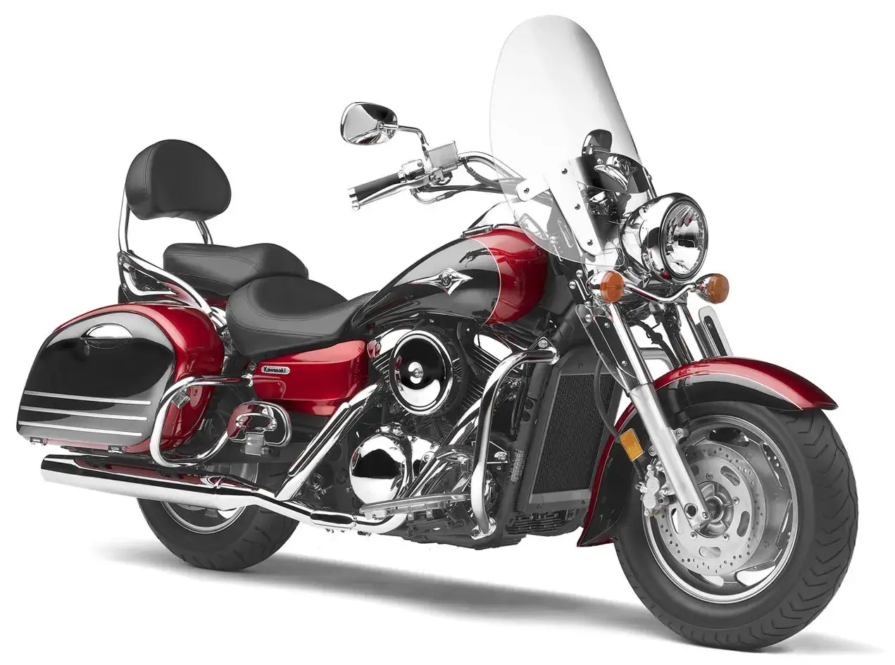 Czerwony motocykl Kawasaki Vulcan 1500 z sakwami i szybą. Choć piękny, ma swoje wady, jak każdy klasyk.