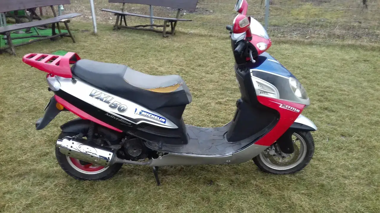 Skuter VXL50 z naklejką Michelin. Zastanawiasz się, ile jedzie skuter 50 bez blokad? Ten model może osiągnąć ok. 60-70 km/h.