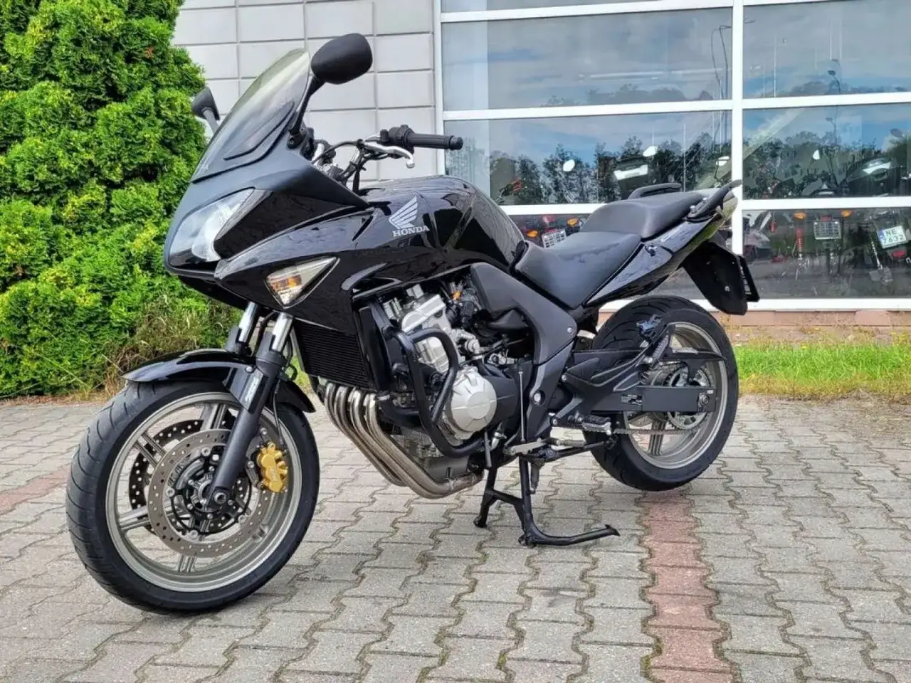 Czarny motocykl Honda CBF 600 z wtryskiem paliwa, gotowy do jazdy.