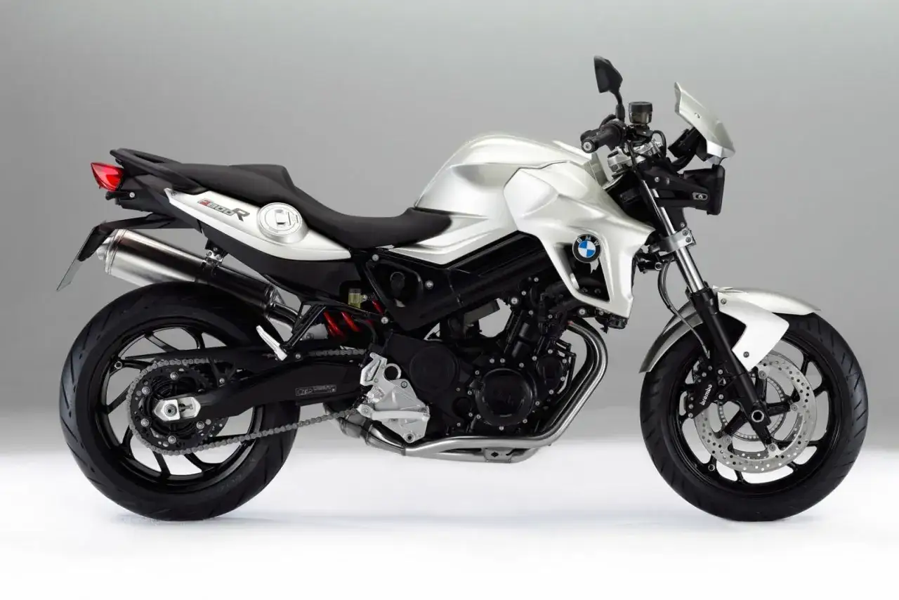 Srebrny motocykl BMW F800R, z widocznym silnikiem i detalami, idealny do sprawdzenia bmw f800r dane techniczne.
