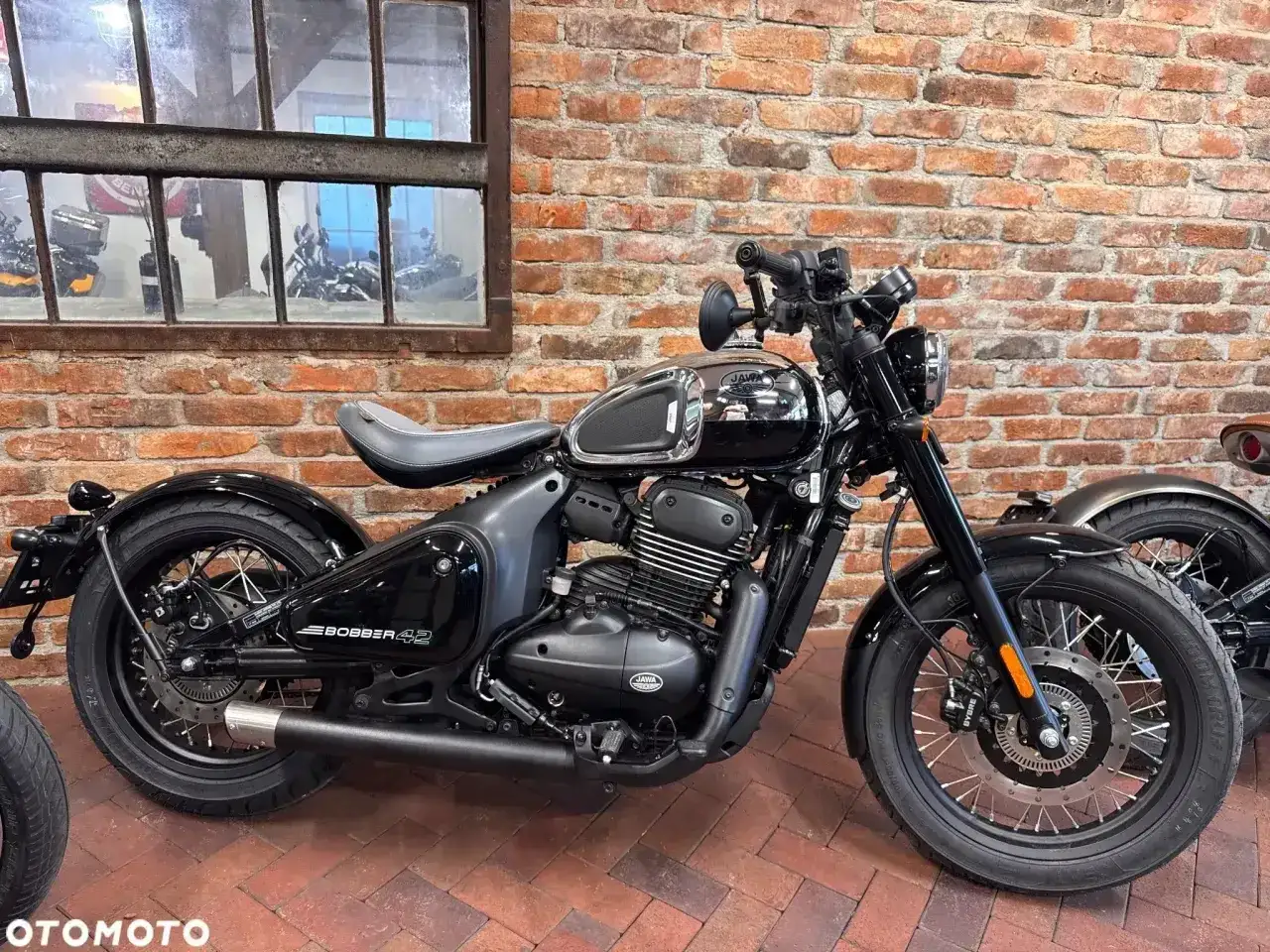 Czarna Jawa 350 Bobber 42, z chromowanymi elementami, gotowa do drogi.