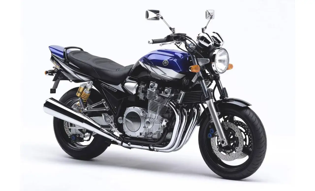 Klasyczny motocykl Yamaha XJR 1300 w kolorze niebiesko-czarnym. Poznaj jego yamaha xjr 1300 dane techniczne i poczuj moc.