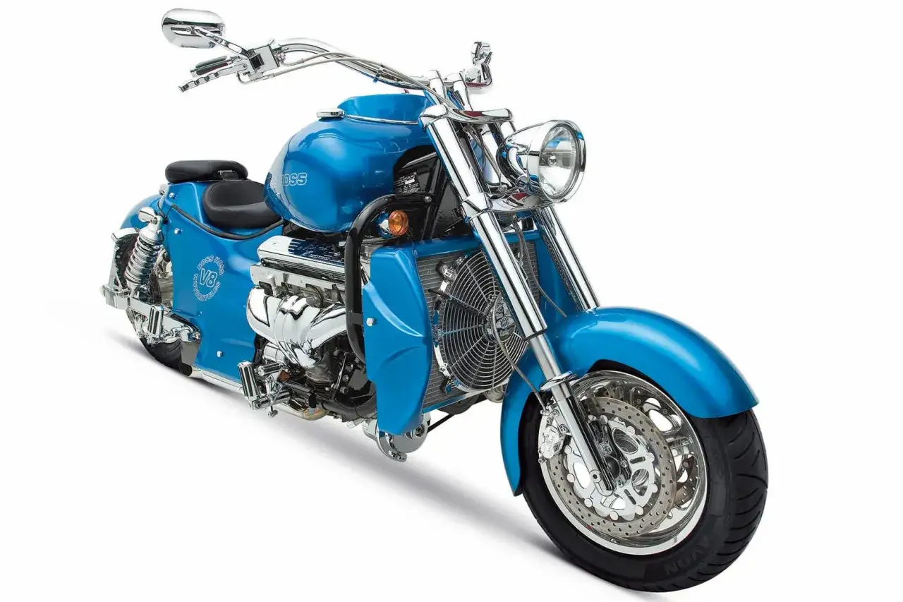 Błękitny motocykl Boss Hoss V8 z chromowanymi elementami i potężnym silnikiem.