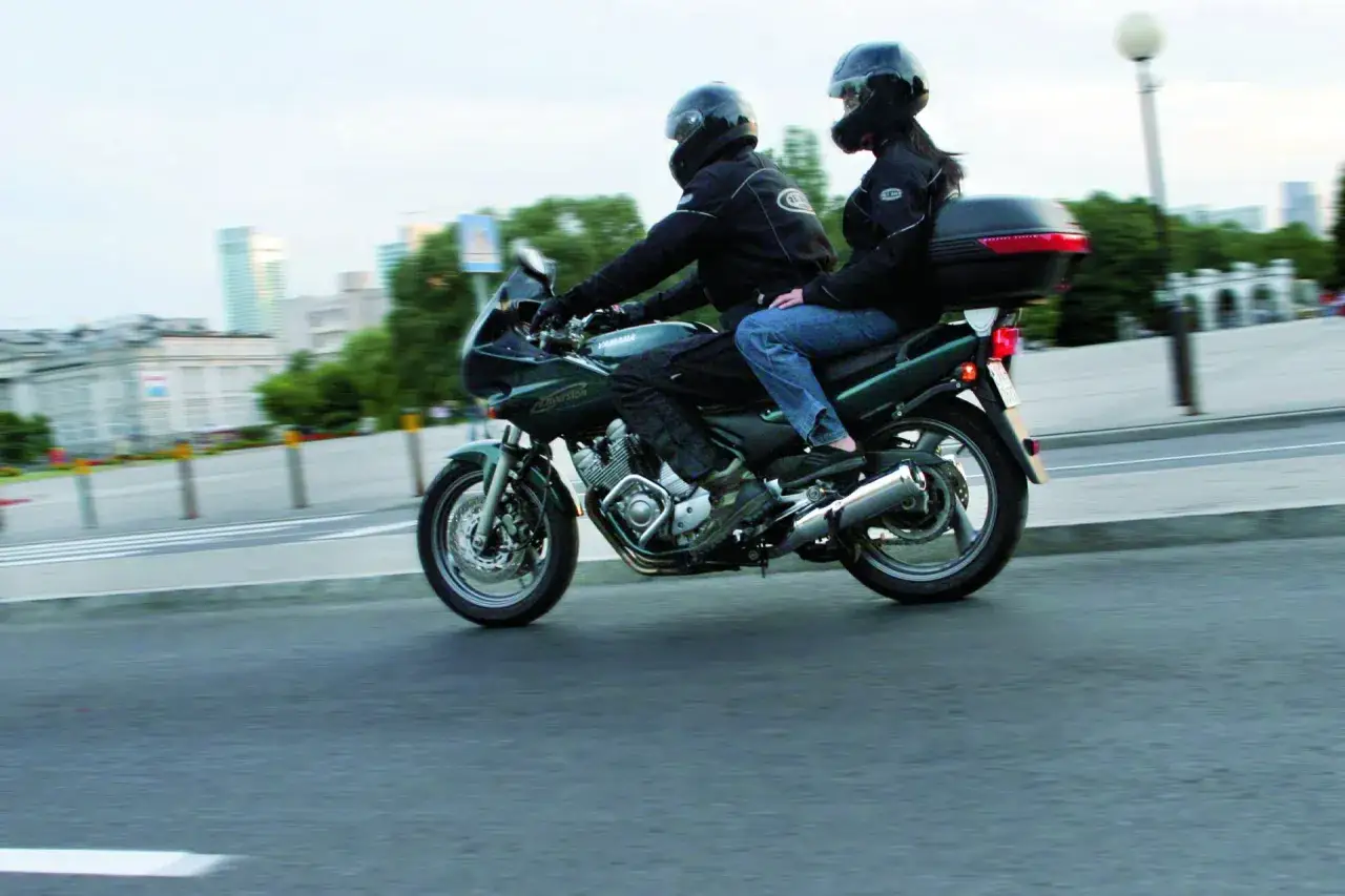 Para motocyklistów na zielonym Yamaha XJ 600 Diversion. Sprawdź yamaha xj 600 diversion dane techniczne.