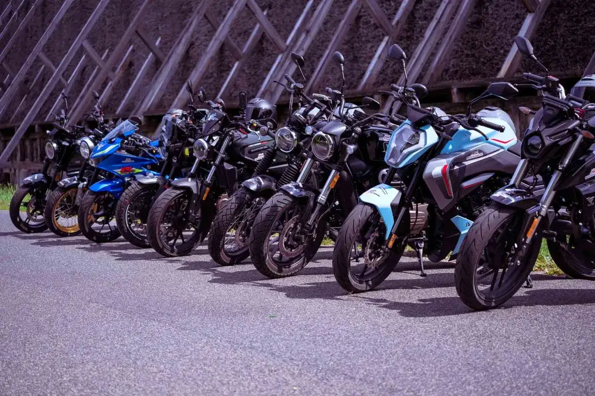 Rząd motocykli na A1, od sportowych po miejskie, gotowe do jazdy.
