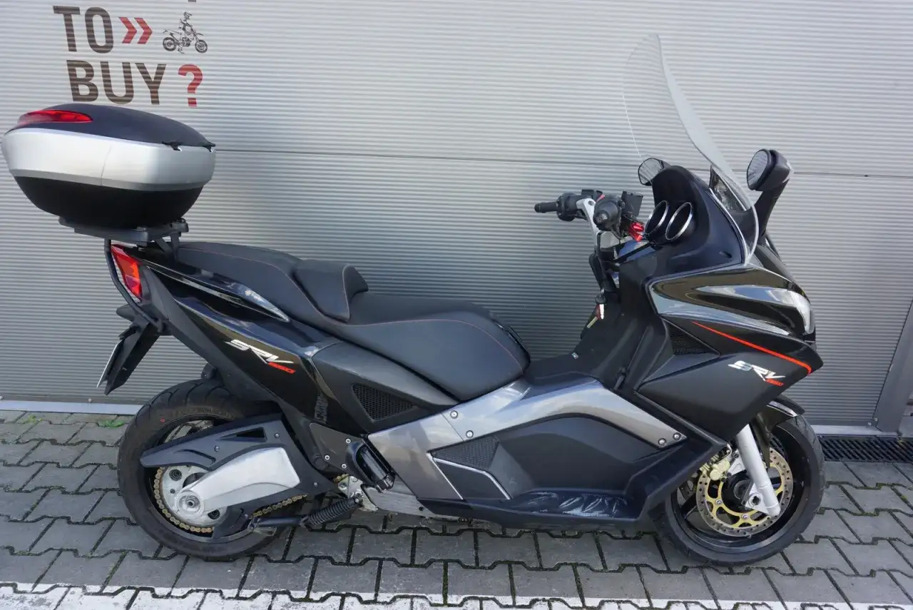 Czarny skuter Aprilia SRV 850 z kufrem. Sprawdź aprilia srv 850 dane techniczne, by poznać jego możliwości.