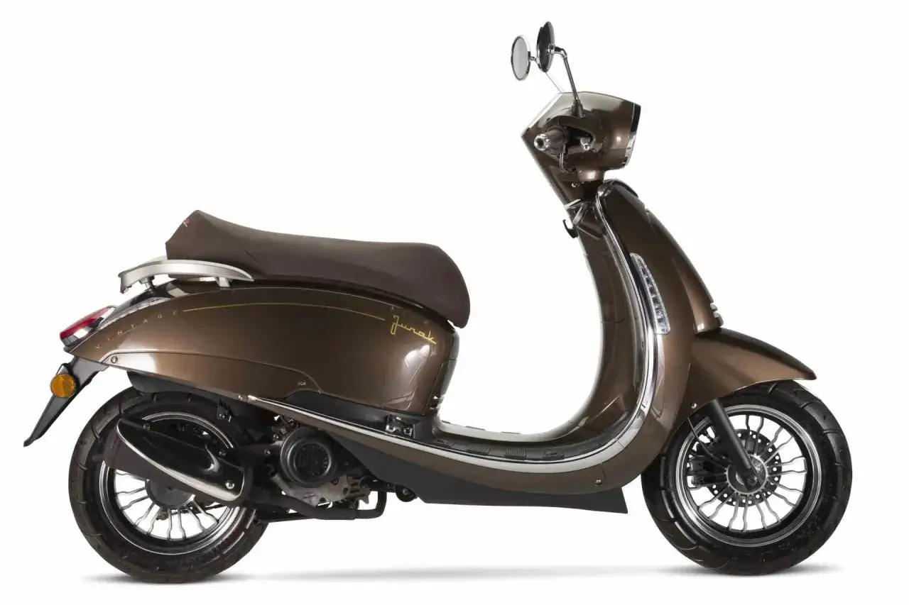 Eleganckie skutery retro 125 w kolorze brązowym, z chromowanymi detalami i wygodnym siodłem, idealne na miejskie podróże.