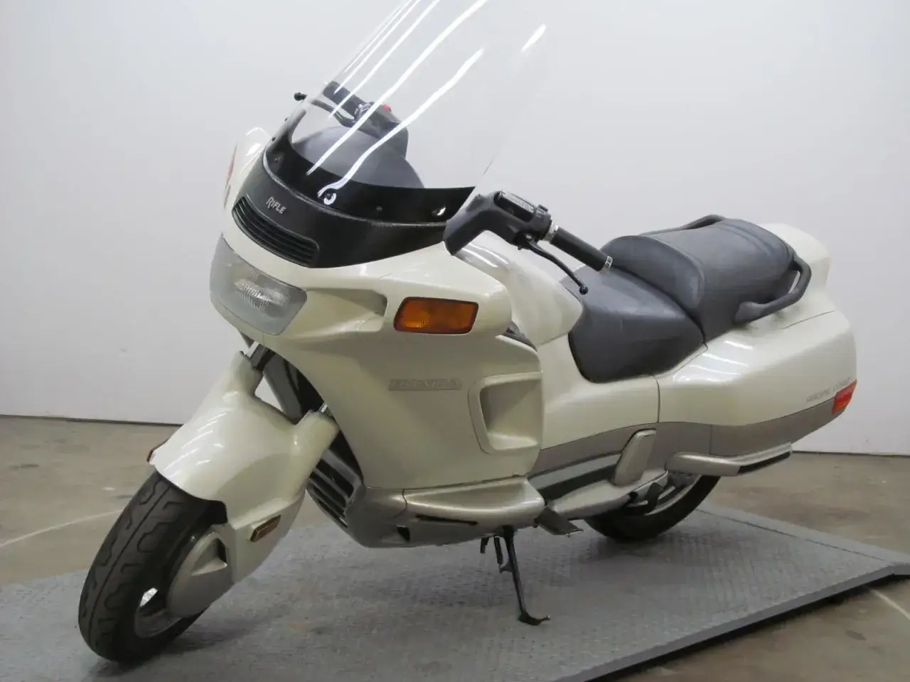 Biały motocykl Honda Pacific Coast. Warto sprawdzić honda pc 800 dane techniczne przed zakupem.