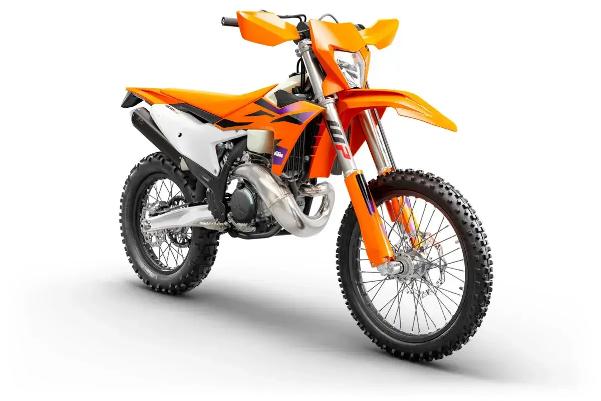 Pomarańczowy motocykl KTM EXC 450, gotowy do terenowej jazdy. Zastanawiasz się, ktm exc 450 ile koni ma pod maską?