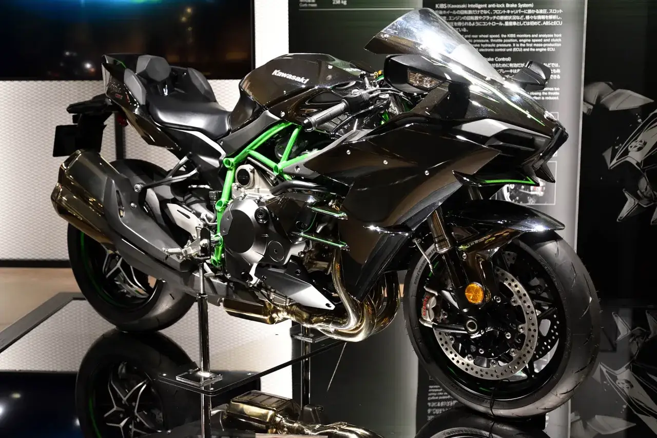 Czarny Kawasaki H2R z zielonymi akcentami, gotowy do osiągnięcia 0-100 km/h w mgnieniu oka.