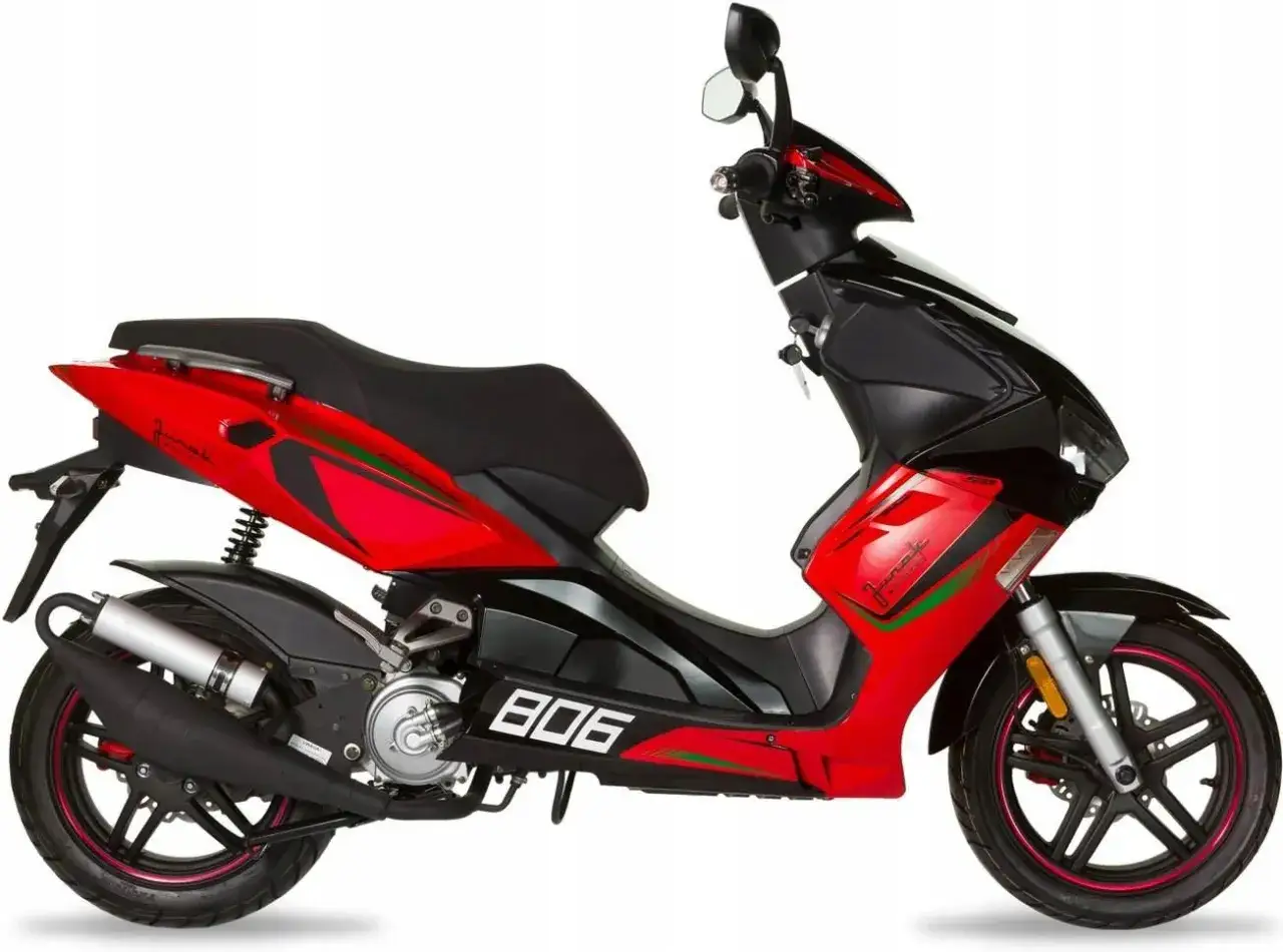 Sportowy skuter Junak 806 w czerwono-czarnej kolorystyce. Zastanawiasz się, ile jedzie skuter 50 bez blokad? Ten model może osiągnąć nawet 70 km/h!