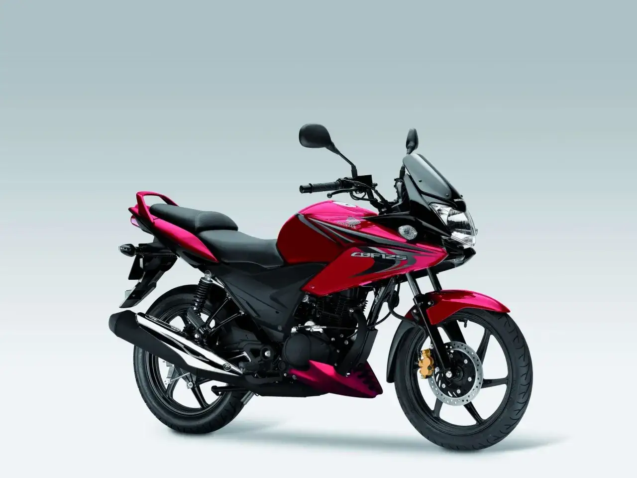 Czerwony motocykl Honda CBF 125 z czarnymi akcentami i owiewką. Idealny do miasta, sprawdź honda cbf 125 dane techniczne.