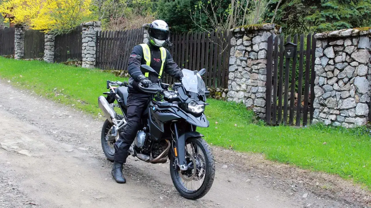 Motocyklista na BMW GS 850, gotowy do jazdy. Poznaj jego dane techniczne i możliwości!