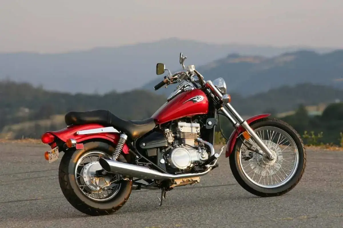 Czerwony motocykl Kawasaki EN 500 na tle gór. Dane techniczne tego modelu są imponujące.